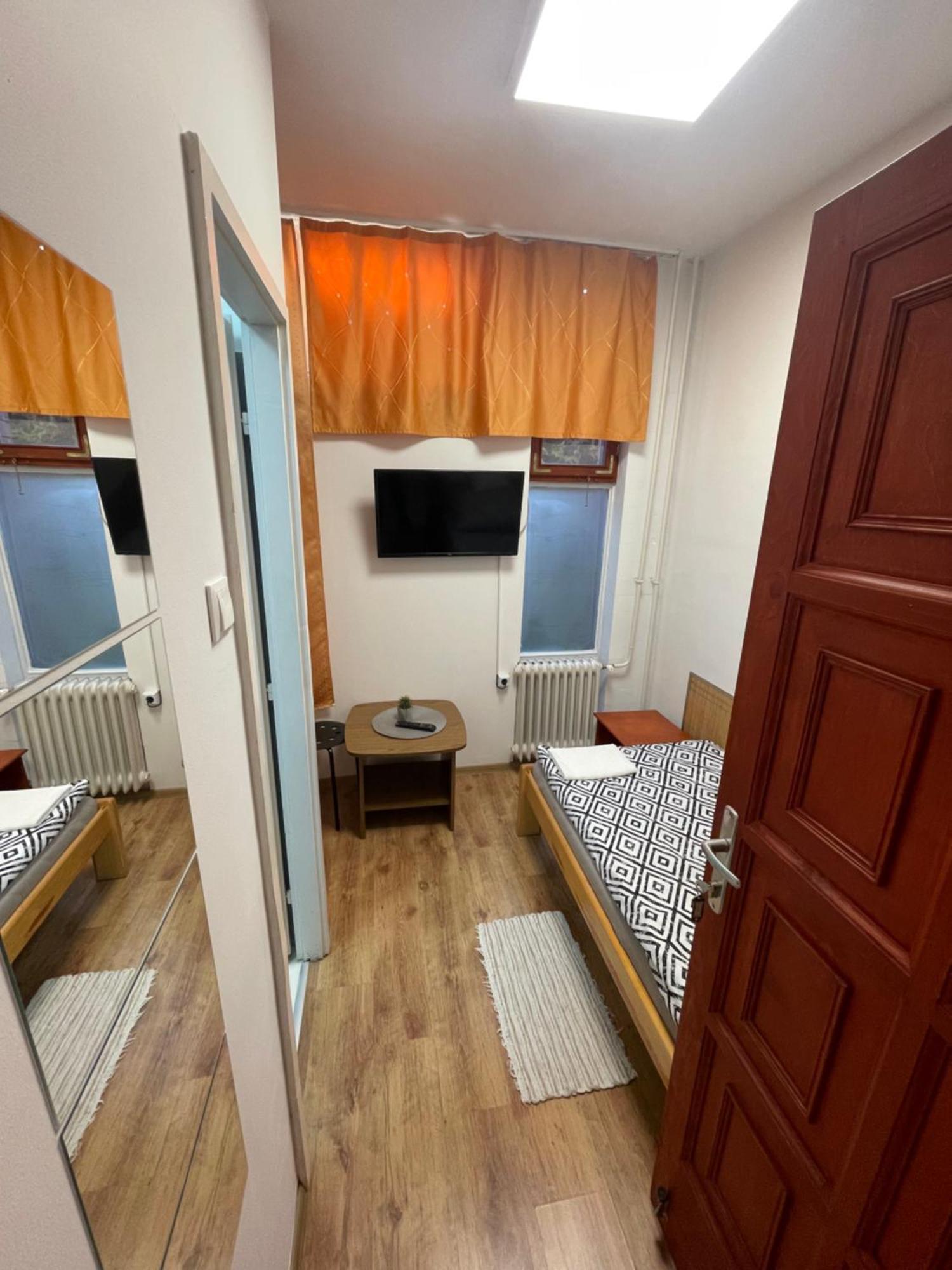 Alom Vendeghaz Hotell Dunaújváros Exteriör bild