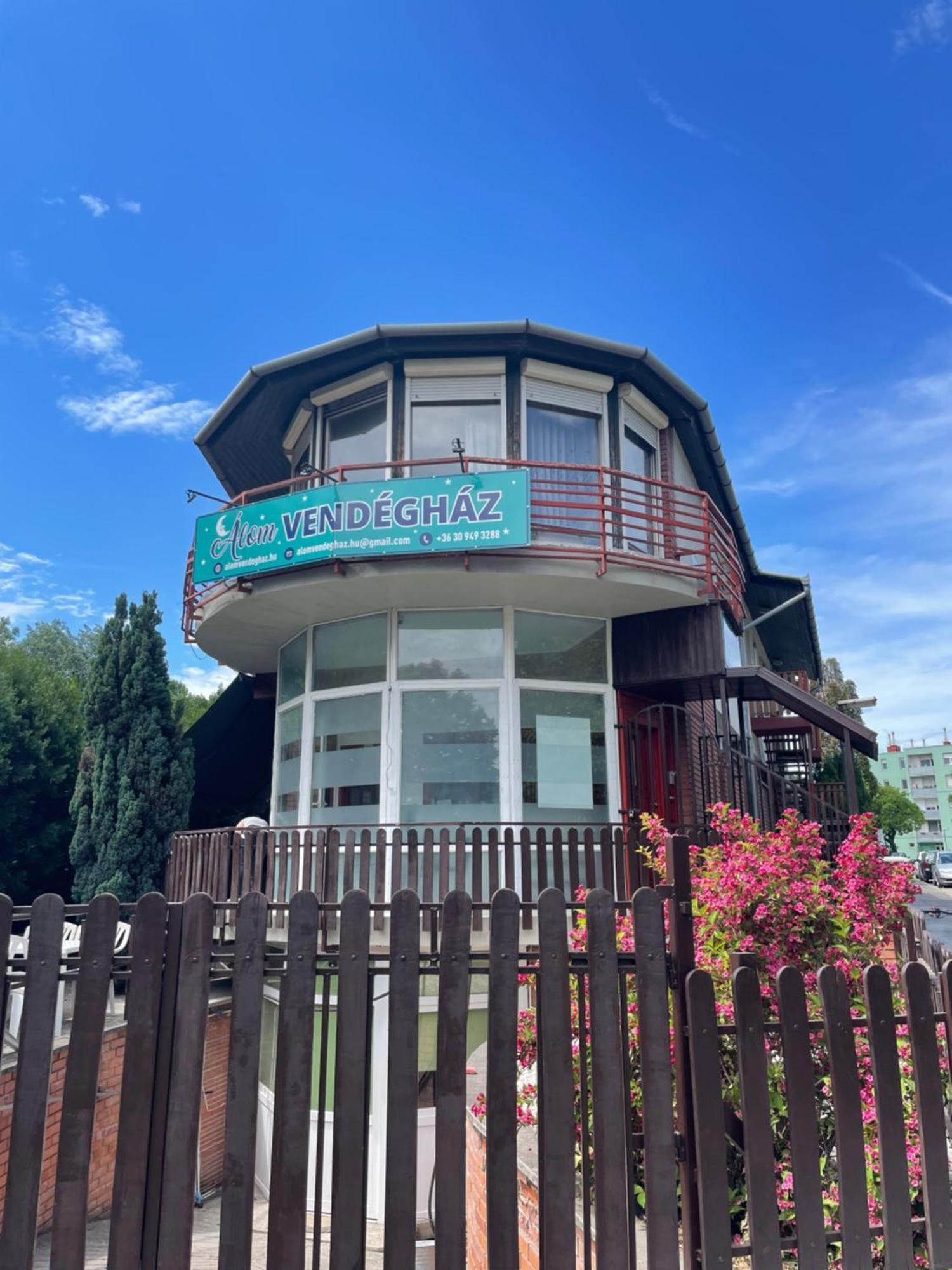Alom Vendeghaz Hotell Dunaújváros Exteriör bild