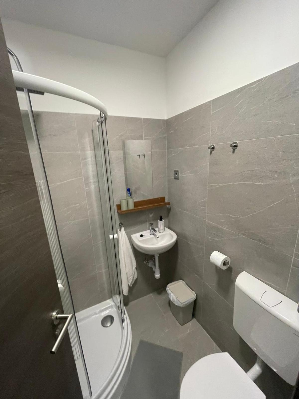Alom Vendeghaz Hotell Dunaújváros Exteriör bild